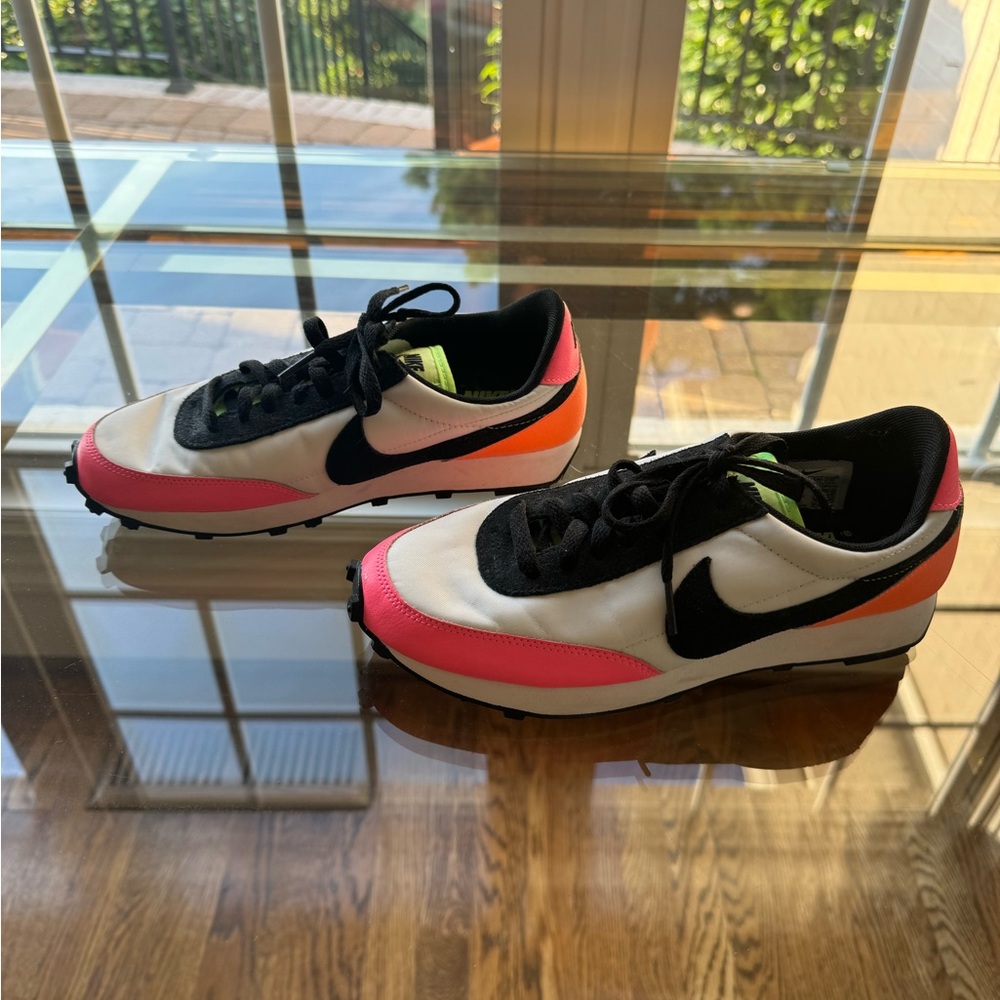 These Nike shoes are called Women’s Daybreak sneakers.